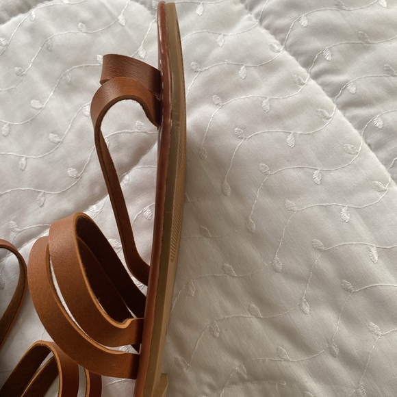 Simple flat sandals in medium brown - Picture 3 of 3